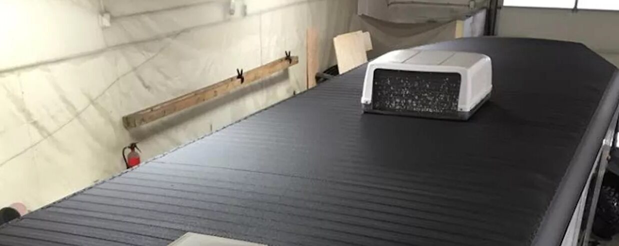 Trailer roof sprayed with a black monolithic polyurea membrane